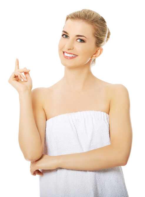 Szép nő felfelé mutat