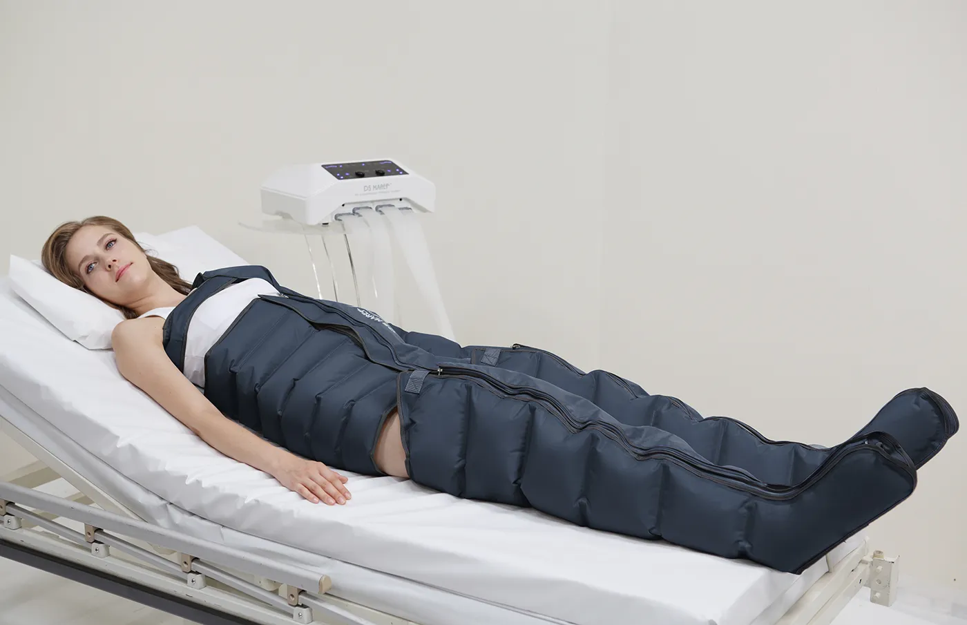 MK300 nyirokmasszázs gépben fekvő nő