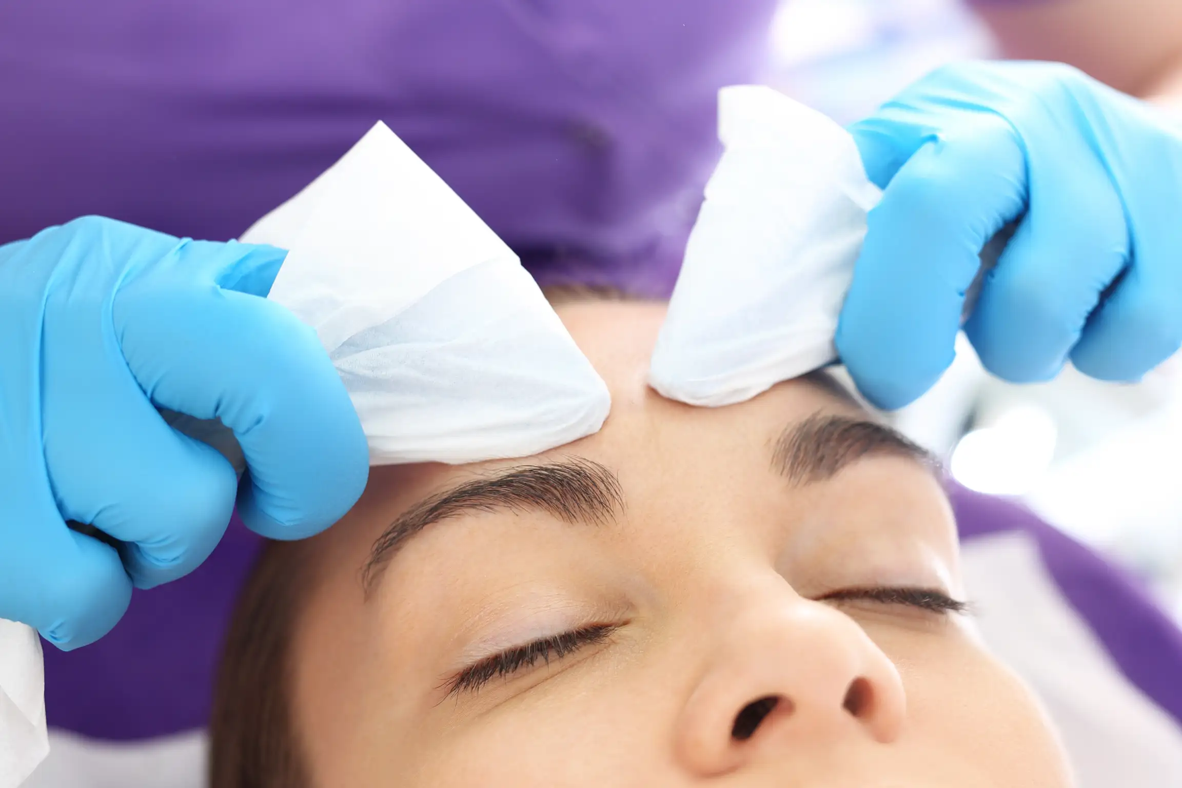 Pattanások nyomkodása női vendégen