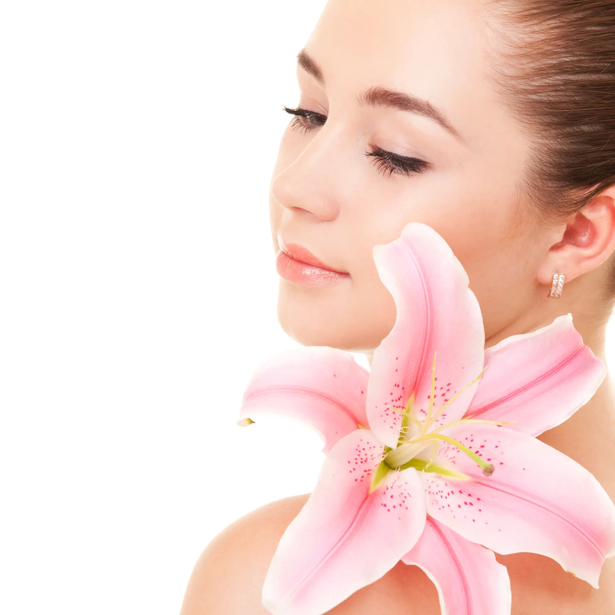 Szép női arc megérint egy virágot