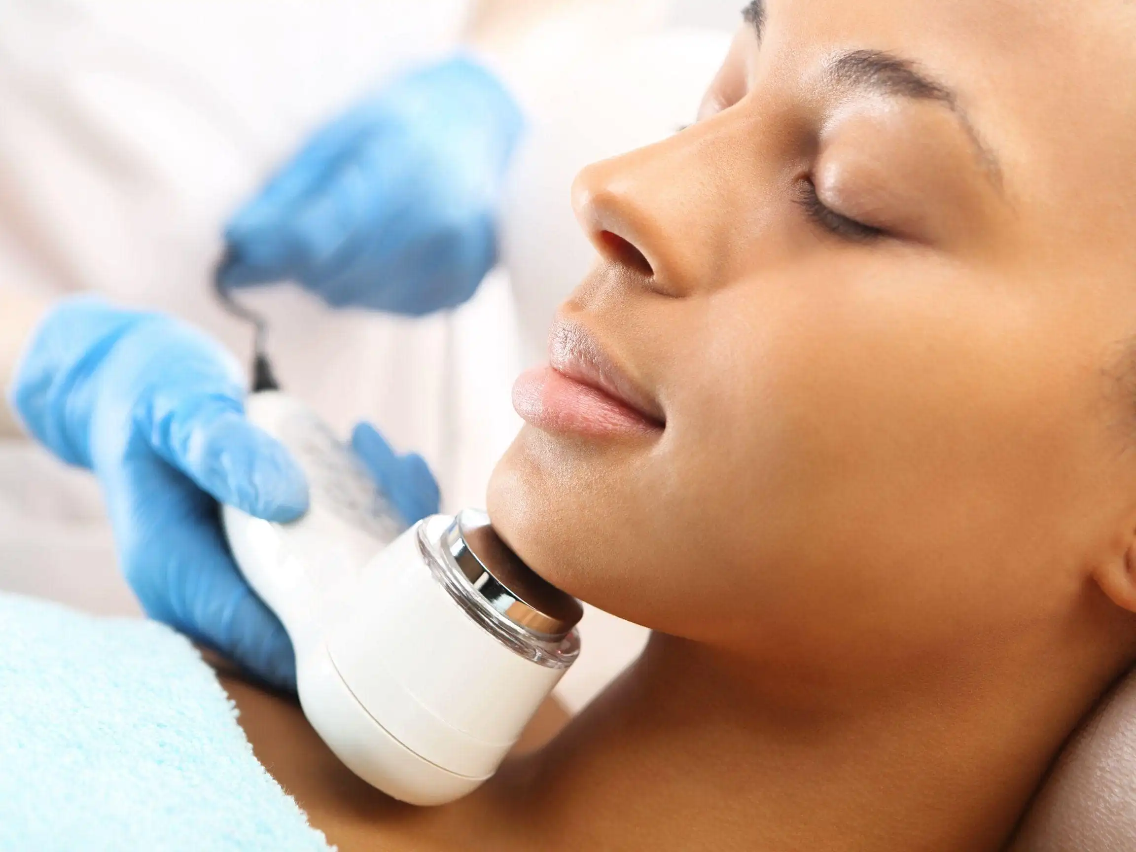 Arcvasalás szép női arcon