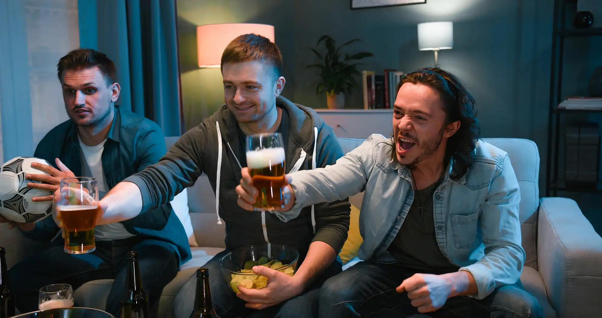 Férfiak jól érzik magukat sörözés közben