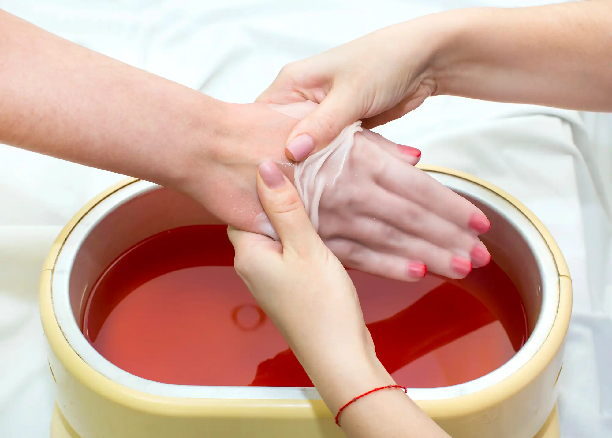 Paraffinos kézápolás női kéz