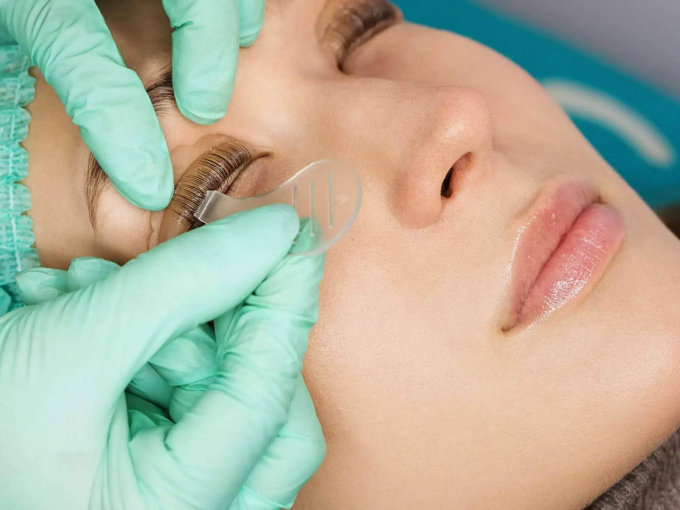 Szempilla lifting - szempillák felfésülése