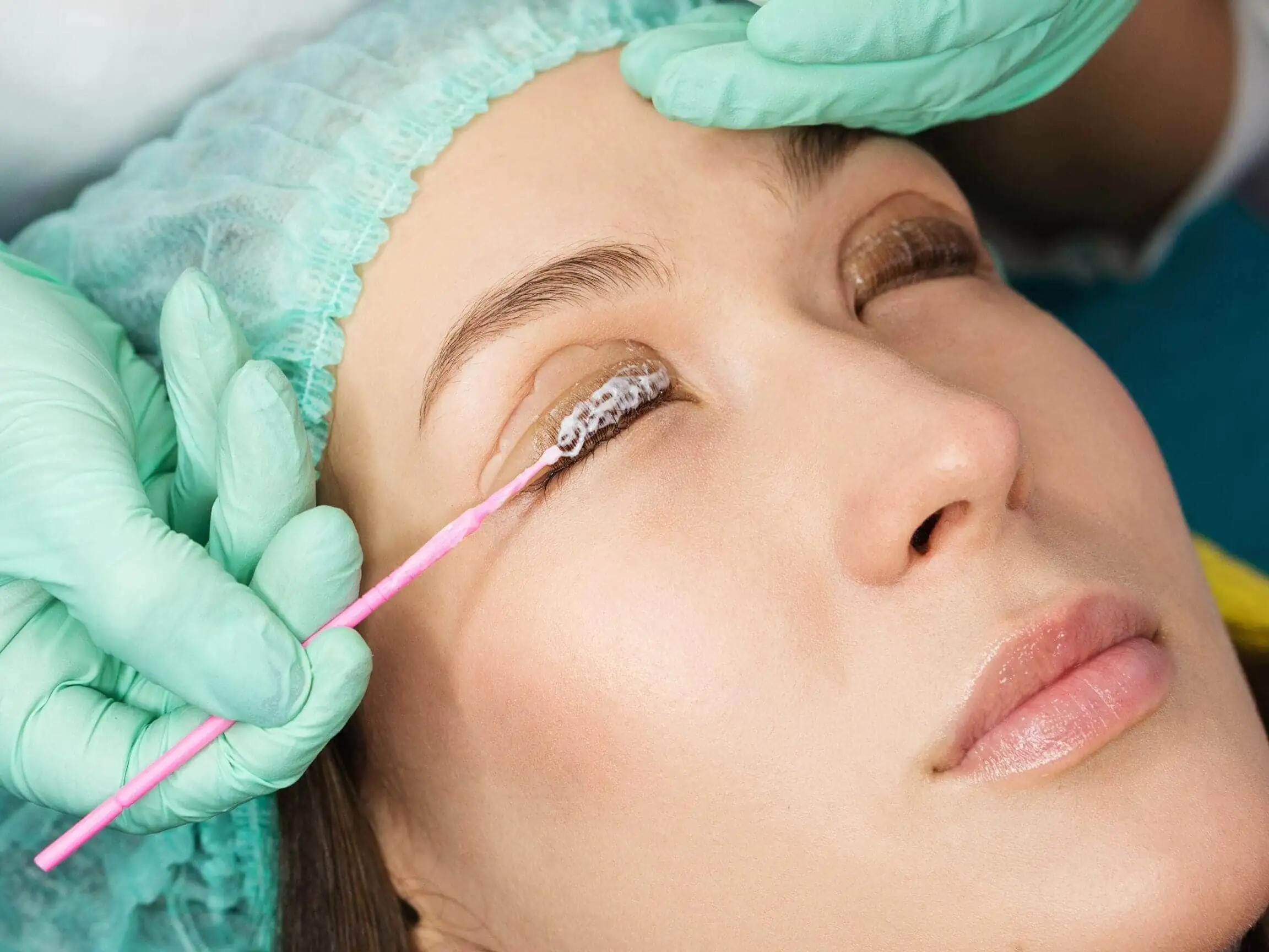 Szempilla lifting - göndorítő krém felkenése