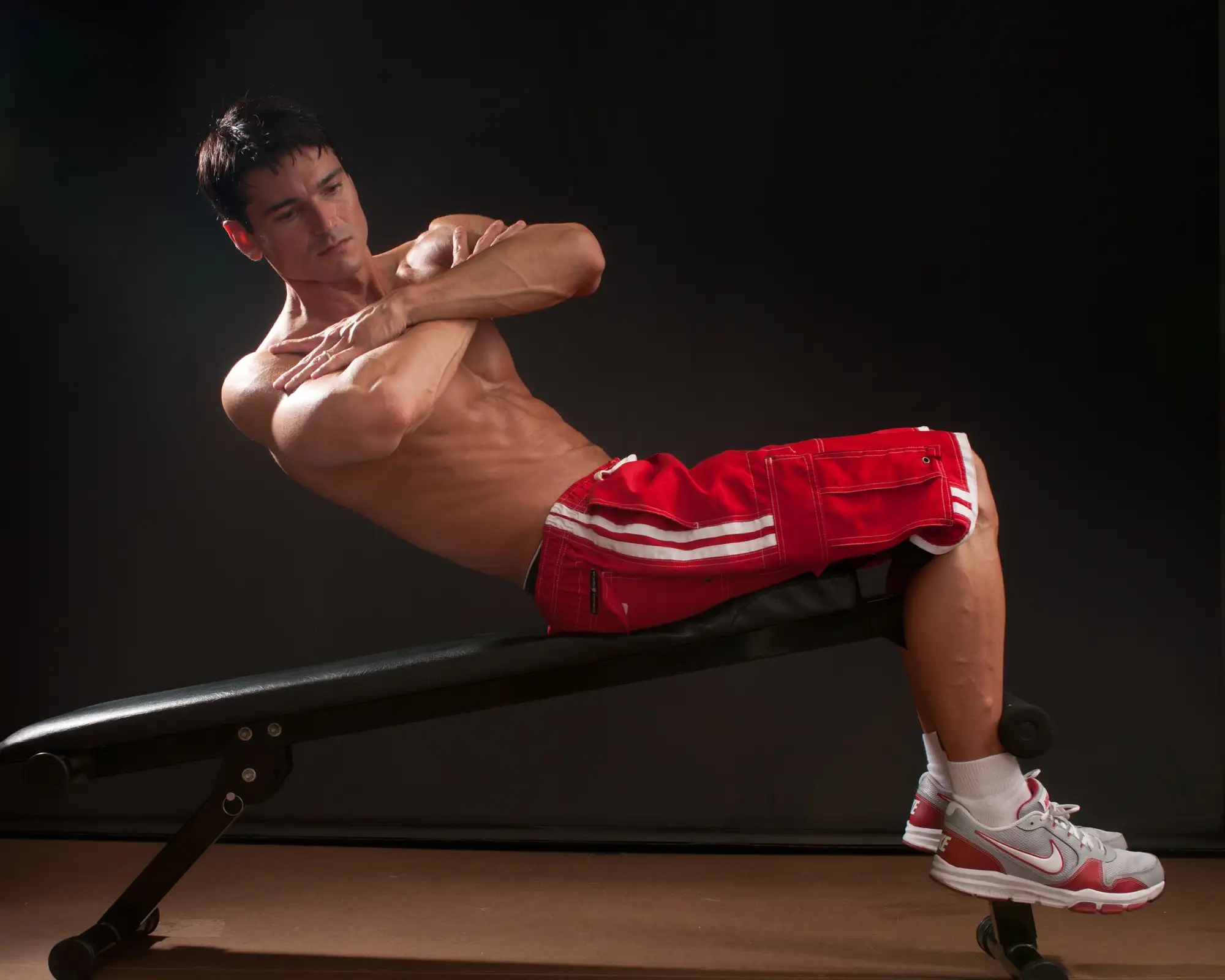 felülést végző szőrtelen felsőtestű izmos férfi