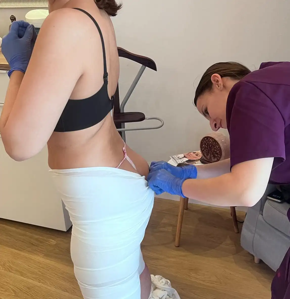 Kinga Wiener testtekercselést csinál