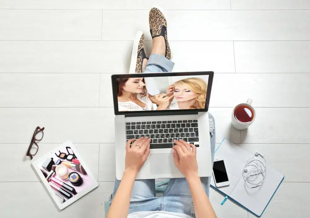 nő lapton beauty blogot olvas