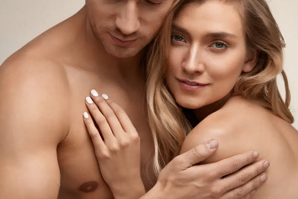 szőrtelen mellkasú férfit ölel a barátnője
