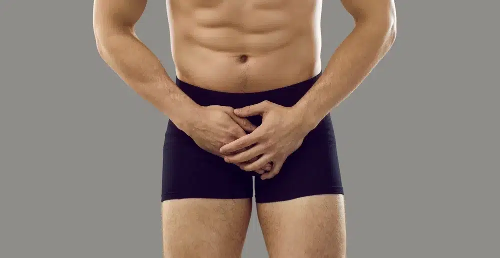 Alsógatyás férfi védi a heréit