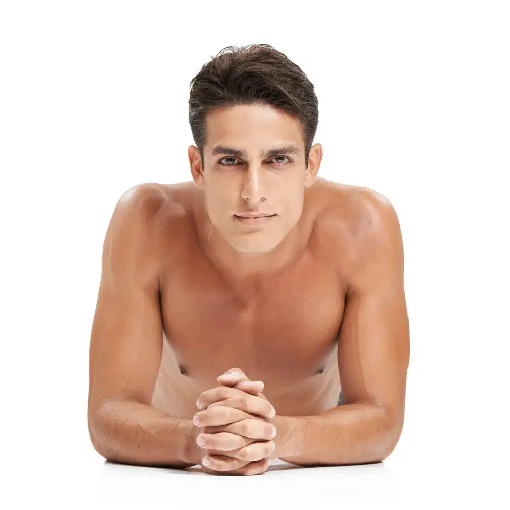 Igényes férfi szőrtelen mellkassal