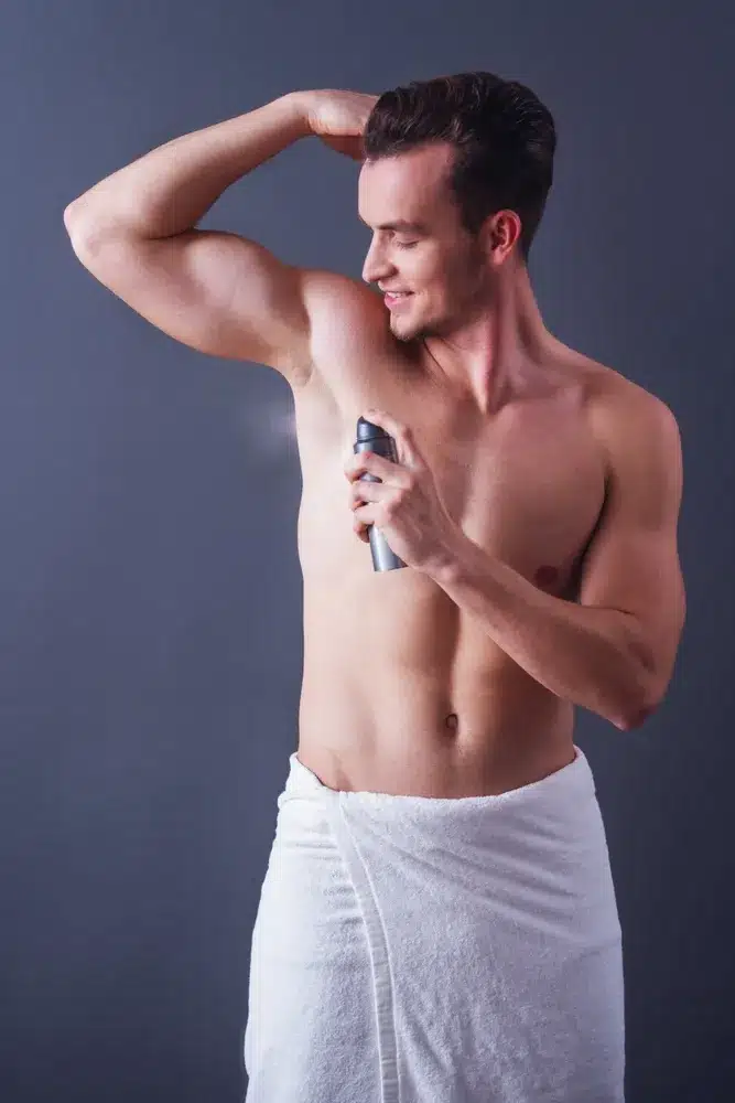 sportos férfi dezodort használ szőrtelen hónalján